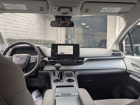 Used 2025 Toyota Sienna LE image 24