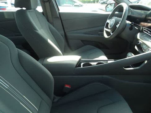 Used 2025 Hyundai Elantra SEL FWD image 7