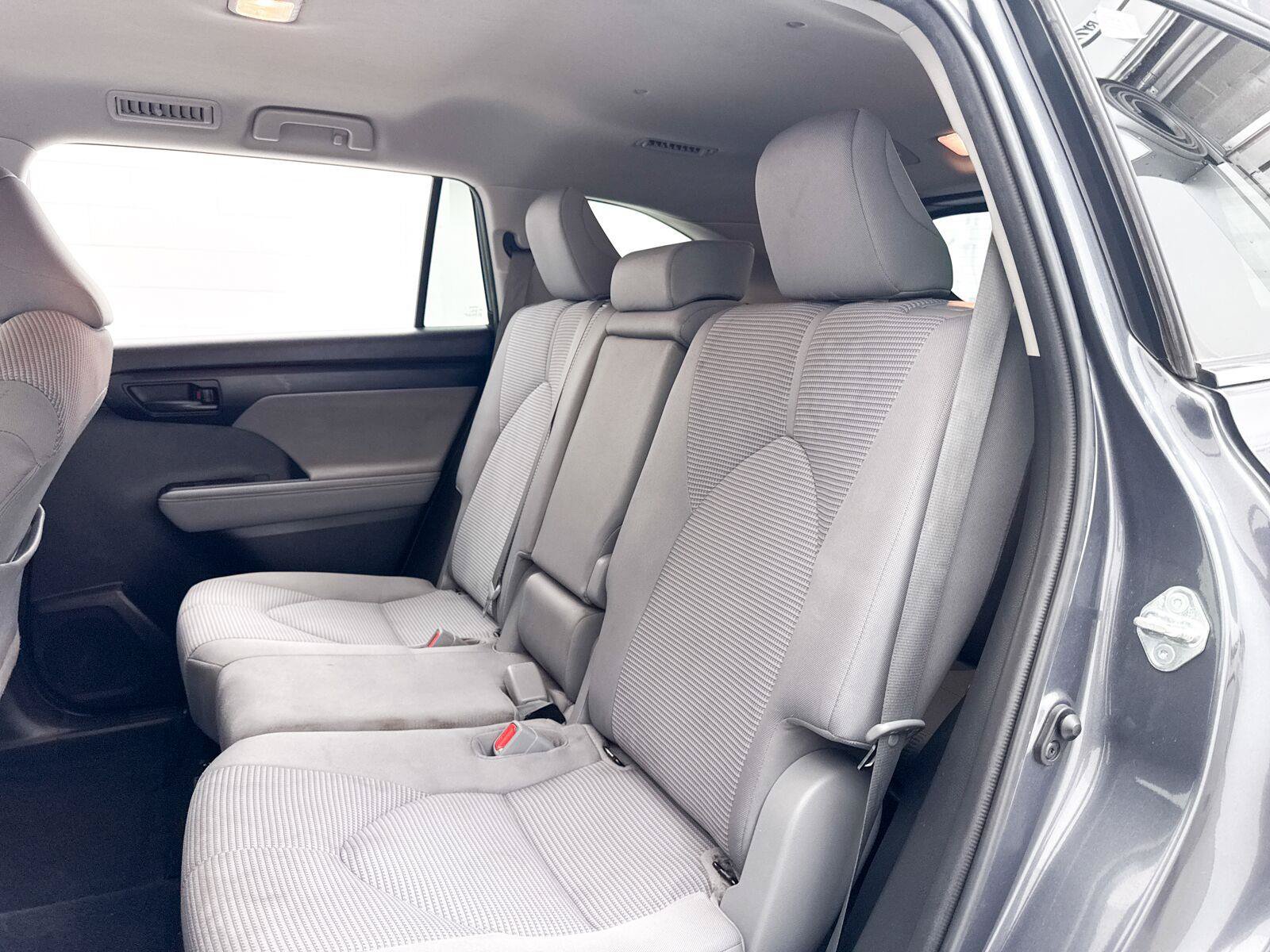 Used 2021 Toyota Highlander LE FWD image 30