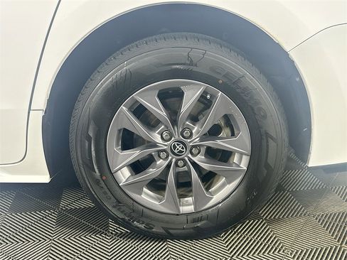 Used 2024 Toyota Sienna LE image 34