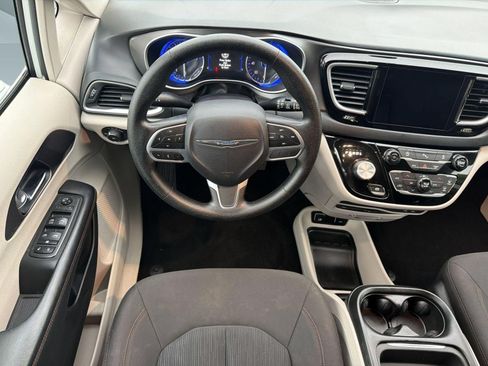 Used 2020 Chrysler Pacifica Touring FWD image 27