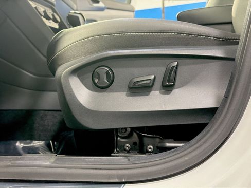 Used 2024 Volkswagen Taos SE image 37