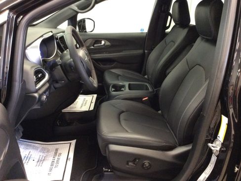 New 2025 Chrysler Voyager LX image 15