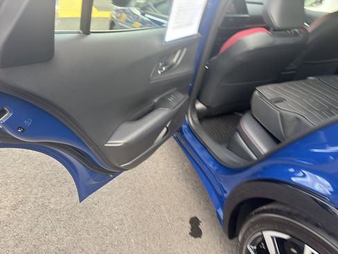 Used 2025 Toyota Prius Plug-In Hybrid image 9