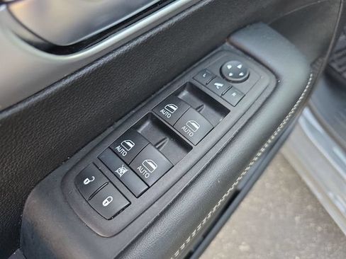 Used 2025 Chrysler Pacifica Limited FWD image 15