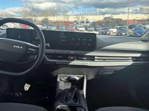 Used 2025 Kia K4 LXS image 17
