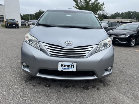 Used 2014 Toyota Sienna Limited w/ Limited Premium Package FWD image 9