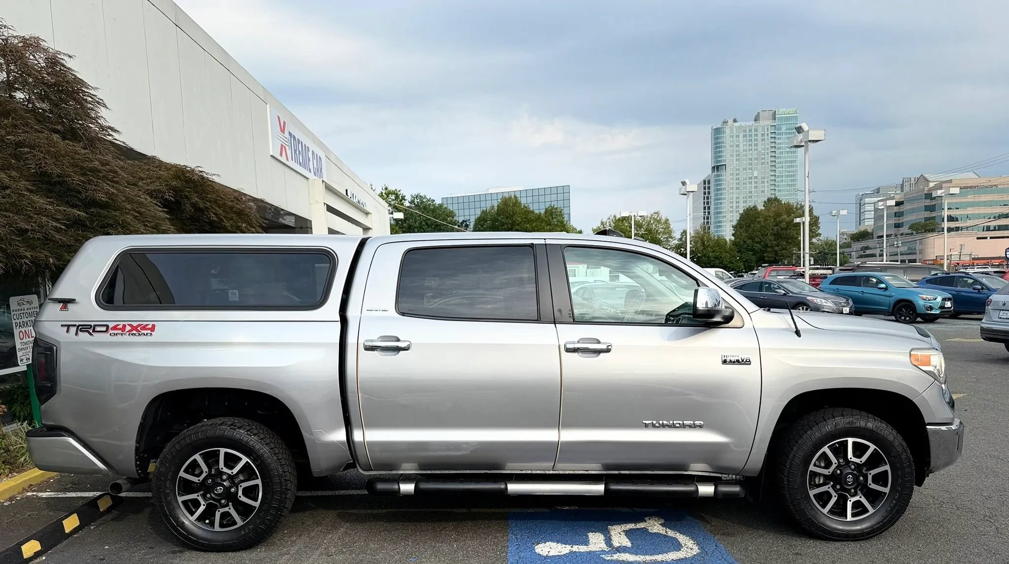 Used 2017 Toyota Tundra Limited w/ Limited Premium Package AWD/4WD image 8