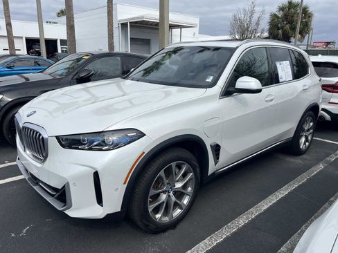 Certified 2025 BMW X5 xDrive50e w/ Premium Package image 2