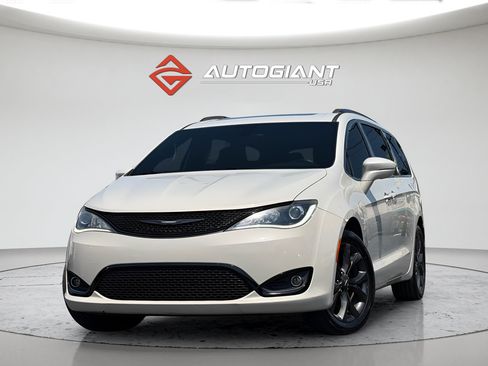 Used 2019 Chrysler Pacifica Limited w/ S Appearance Package FWD image 2