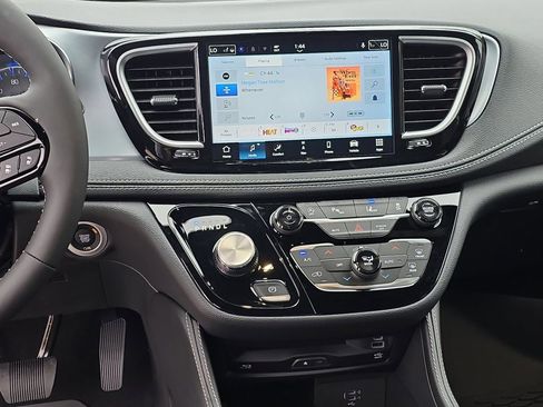 New 2026 Chrysler Pacifica Limited w/ Uconnect Theater Family Group image 20