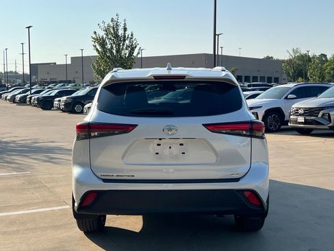 Used 2023 Toyota Highlander XLE FWD image 11