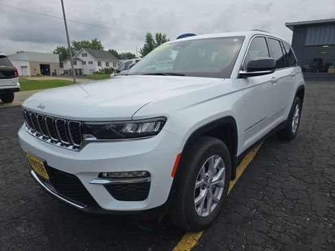 Used 2022 Jeep Grand Cherokee Limited w/ Trailer Tow Prep Group (B) AWD/4WD image 3