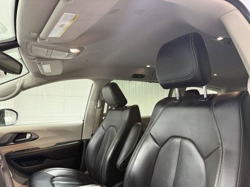 Used 2023 Chrysler Pacifica Touring-L FWD image 11