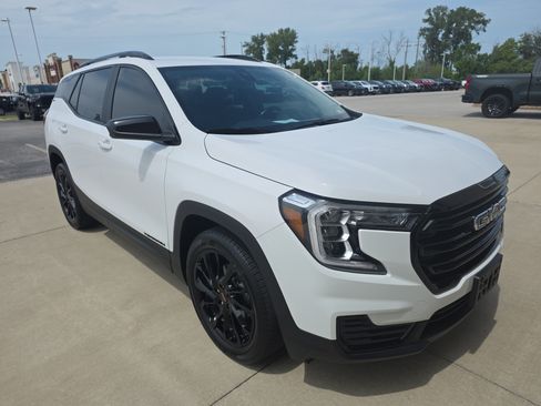 Used 2024 GMC Terrain SLE w/ Driver Convenience Package FWD image 2