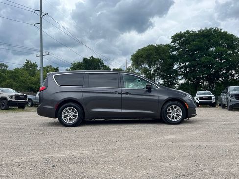 Used 2023 Chrysler Pacifica Touring-L FWD image 8