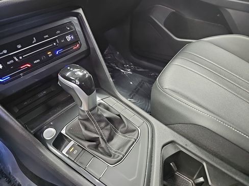 Used 2024 Volkswagen Tiguan SE image 23