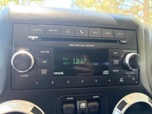 Used 2017 Jeep Wrangler Unlimited Rubicon w/ Connectivity Group AWD/4WD image 22