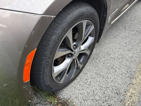 Used 2018 Chrysler Pacifica Limited w/ Tire & Wheel Group FWD image 11