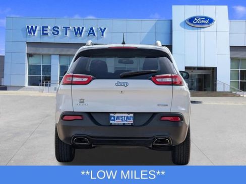 Used 2017 Jeep Cherokee Latitude w/ Cold Weather Group AWD/4WD image 4