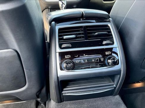 Used 2018 BMW 750i image 10