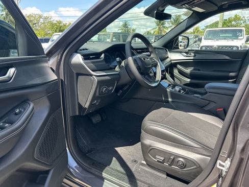 New 2025 Jeep Grand Cherokee L Altitude image 9