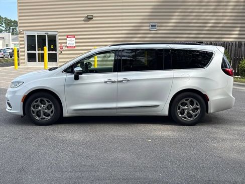 Used 2023 Chrysler Pacifica Limited FWD image 4