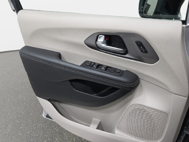 Used 2024 Chrysler Pacifica Touring-L FWD image 27