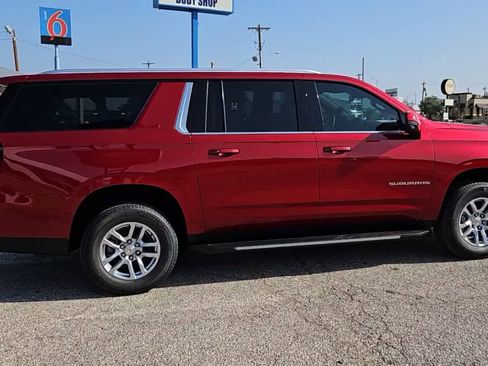 Used 2024 Chevrolet Suburban LT w/ Luxury Package AWD/4WD image 8