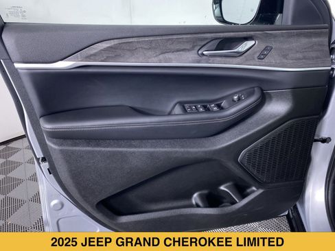 Used 2025 Jeep Grand Cherokee Limited AWD/4WD image 12