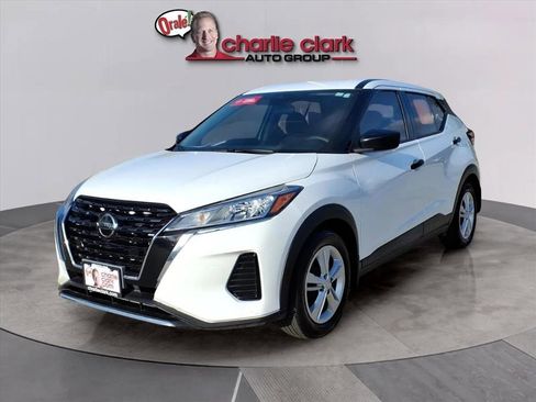 Used 2021 Nissan Kicks S image 1
