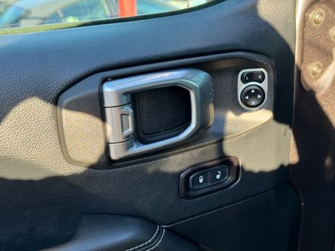 Used 2018 Jeep Wrangler Unlimited Sahara w/ Safety Group AWD/4WD image 21