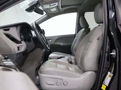 Used 2020 Toyota Sienna XLE w/ XLE Navigation Package FWD image 16
