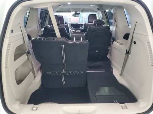 Used 2024 Chrysler Pacifica Touring-L image 11