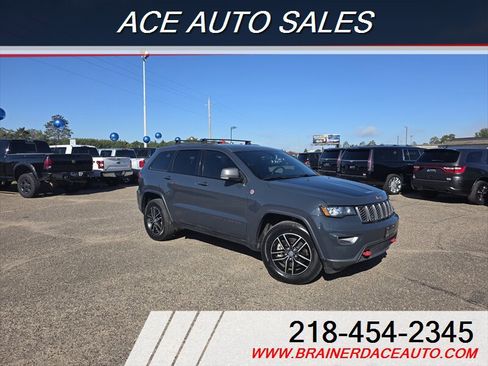 Used 2017 Jeep Grand Cherokee Trailhawk image 2