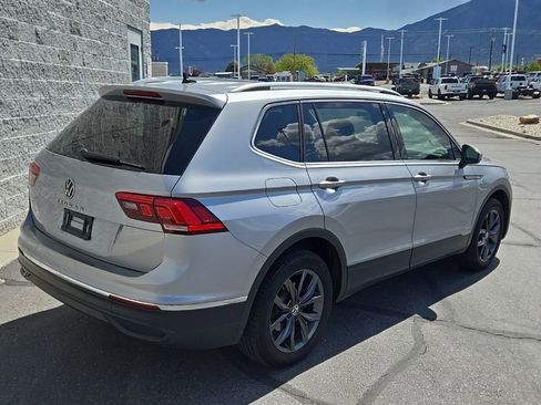 Used 2023 Volkswagen Tiguan SE w/ Panoramic Sunroof Package FWD image 4