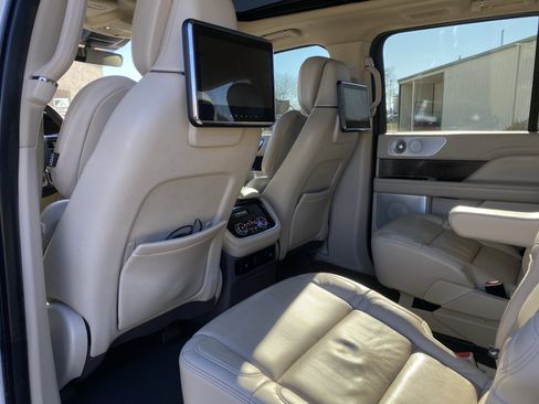 Used 2020 Lincoln Navigator Reserve w/ Luxury Package image 16