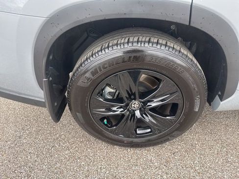 Used 2025 Toyota Highlander XLE image 14