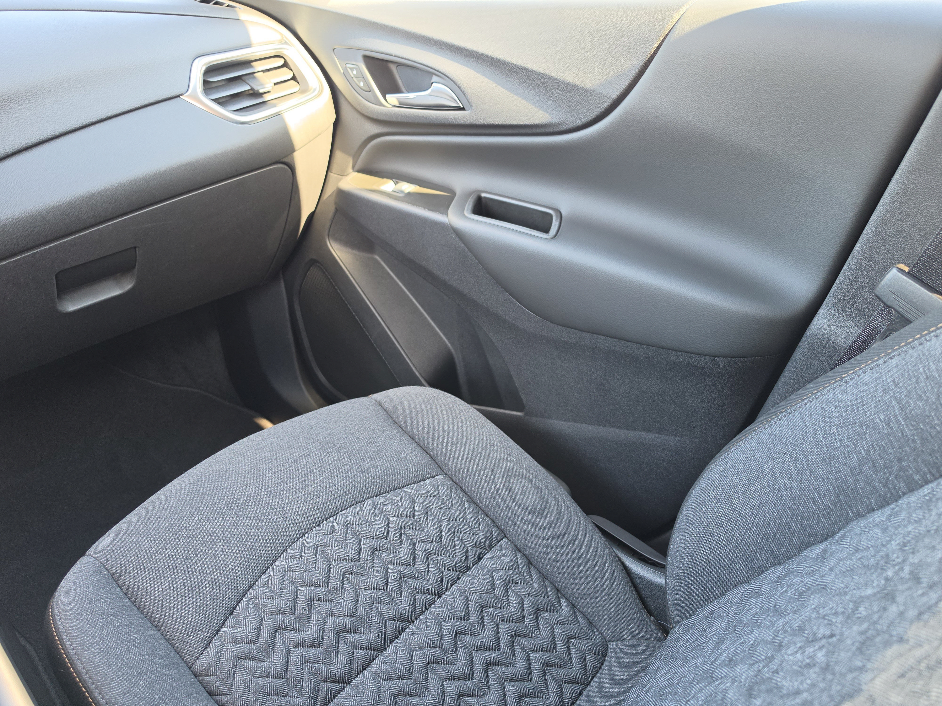 Used 2024 Chevrolet Equinox LT w/ LPO, Cargo Package FWD image 22