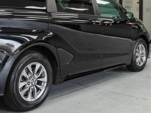 Used 2022 Toyota Sienna XLE image 32