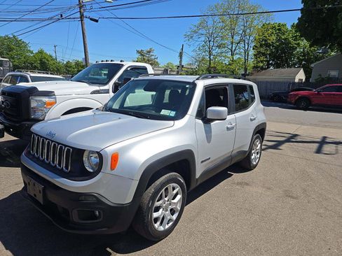 Used 2018 Jeep Renegade Latitude w/ Cold Weather Group AWD/4WD image 4