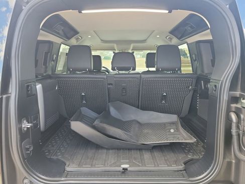 Used 2022 Land Rover Defender 110 SE image 9
