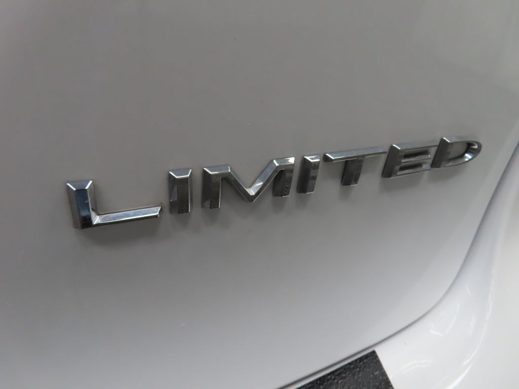 Used 2024 Chrysler Pacifica Limited FWD image 46