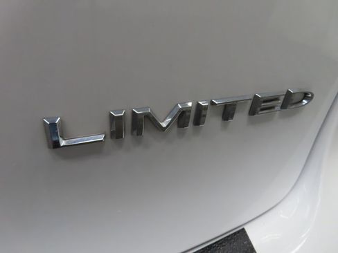 Used 2024 Chrysler Pacifica Limited FWD image 46