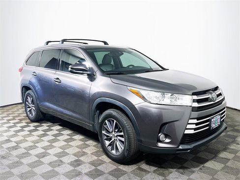 Used 2018 Toyota Highlander XLE w/ Carpet Mat Package (TMS) image 1