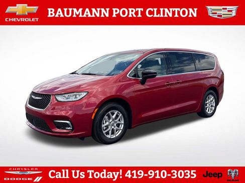 Used 2025 Chrysler Pacifica Select FWD image 2