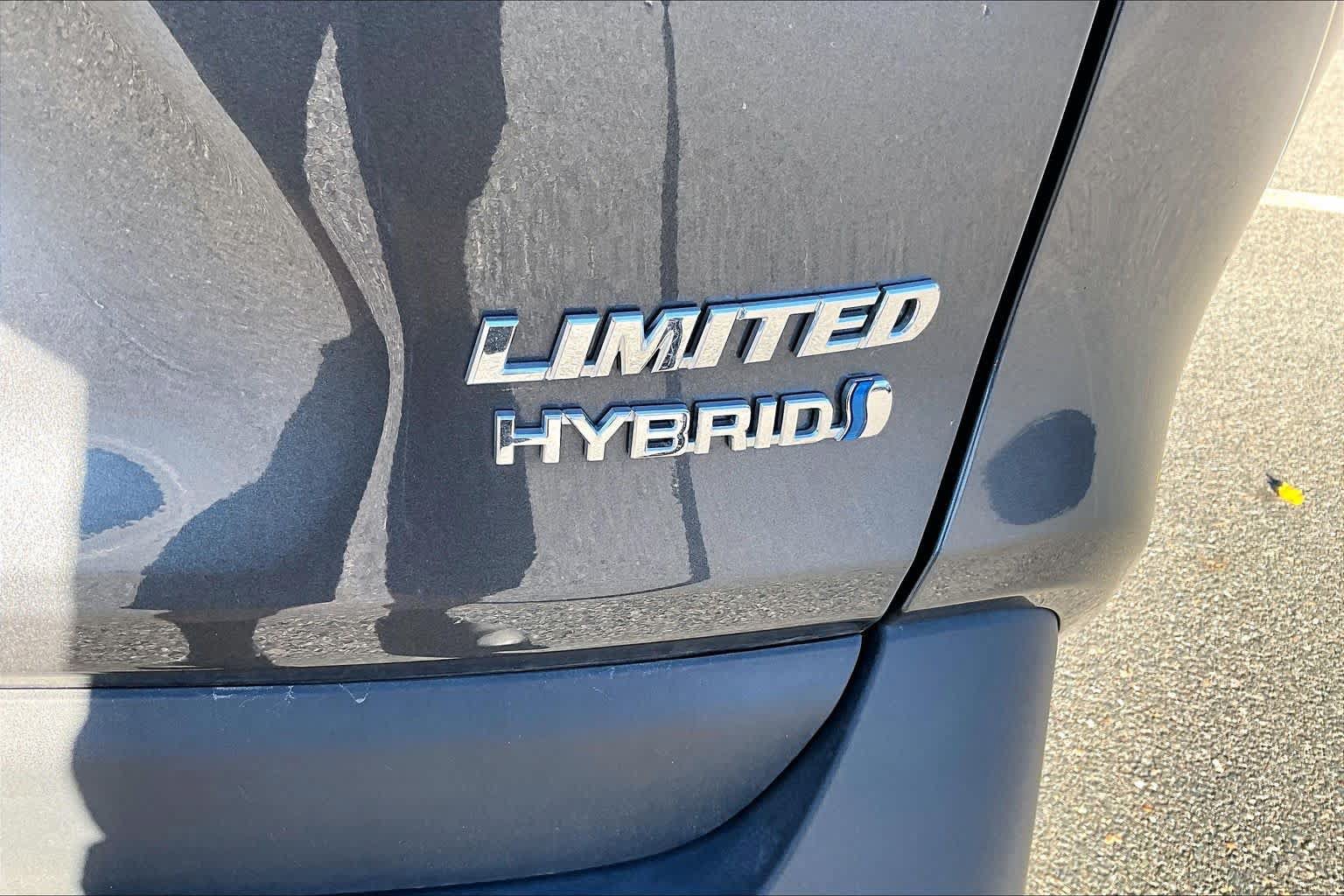 Used 2022 Toyota RAV4 Limited AWD/4WD image 10