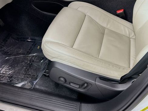 Used 2023 Volvo XC40 B5 Ultimate w/ Protection Package Premier image 26