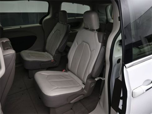 Used 2019 Chrysler Pacifica Touring-L Plus w/ Advanced Safetytec Group image 15