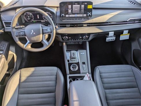 New 2025 Mitsubishi Outlander SE image 15